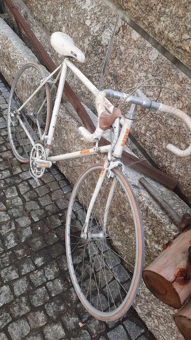 Bicicleta antiga, de estrada.