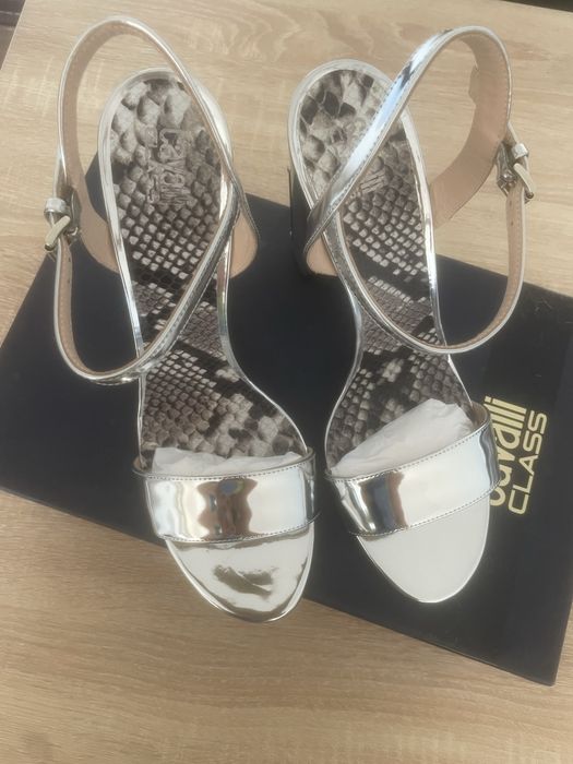 Roberto Cavalli Class sandały na słupku roz.41