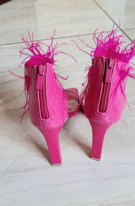Buty na obcasie ozdobione piórami