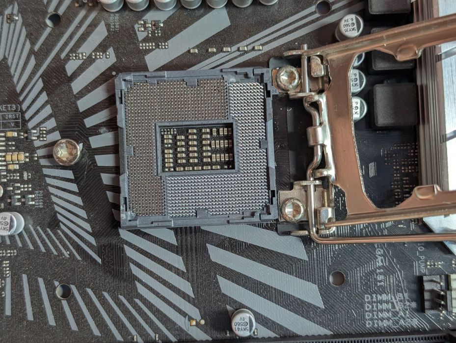 Материнская плата 1151 v2  Чипсет Z370 ; і3 8100