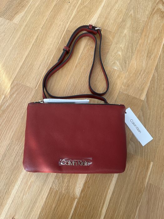 Torebka bordowa Calvin Klein listonoszka na ramię