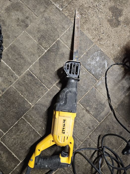 Piła szablasta lisi ogon DeWALT DWE305 QS