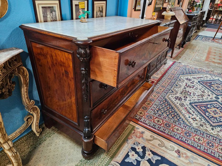 Cómoda muito antiga em madeira com tampo em pedra -