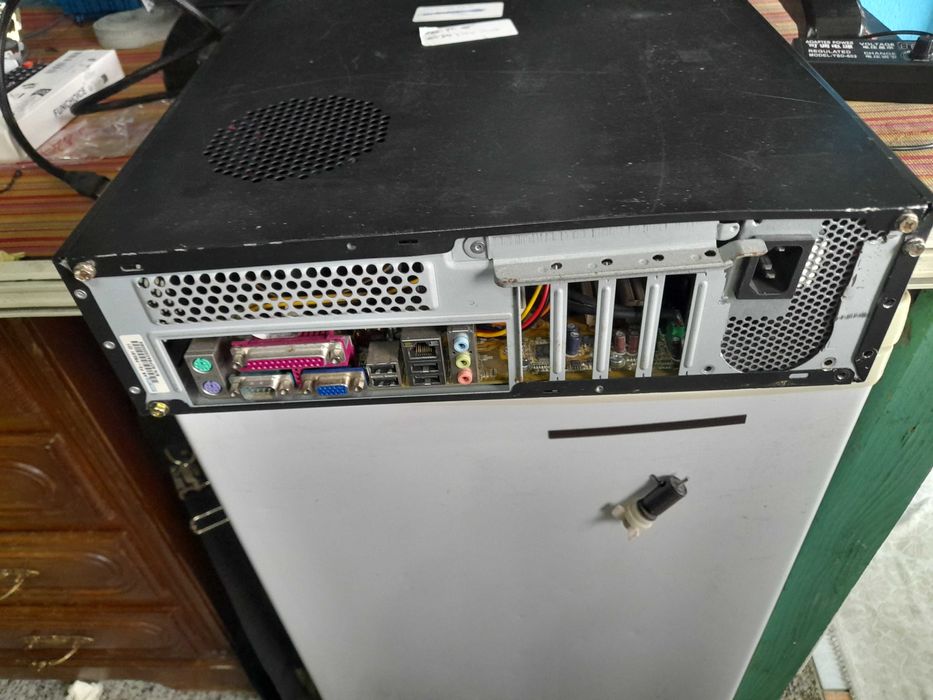 cpu de secretaria asus  com w 10pro 3 gigas de ram funciona muito bem.