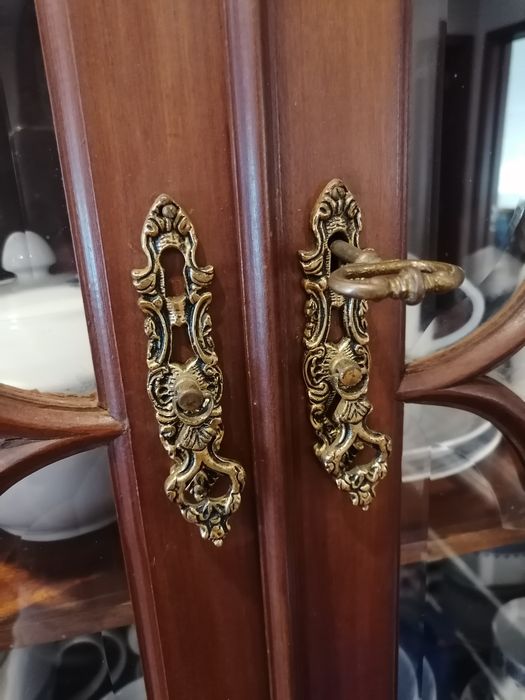 Móvel aparador e cristaleira de sala estilo antigo em madeira maciça