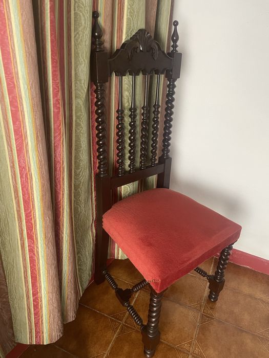 Cadeira de Madeira Escura