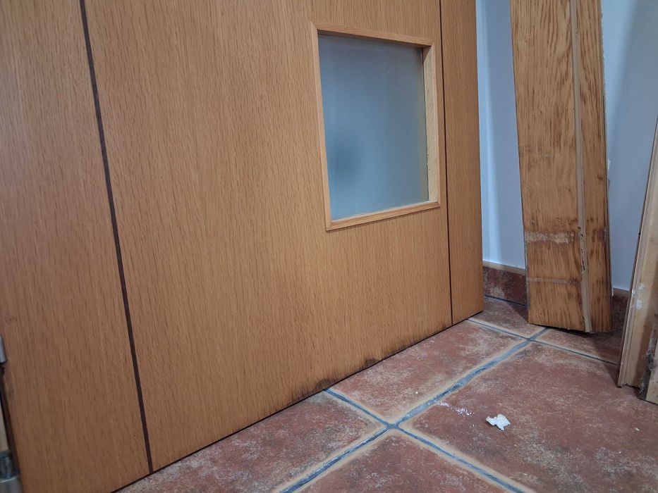 Portas de interior em madeira com aros, dobradiças e fechadura