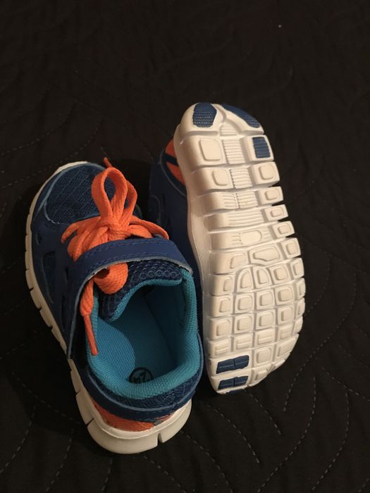 Sapatos e roupa de bebe