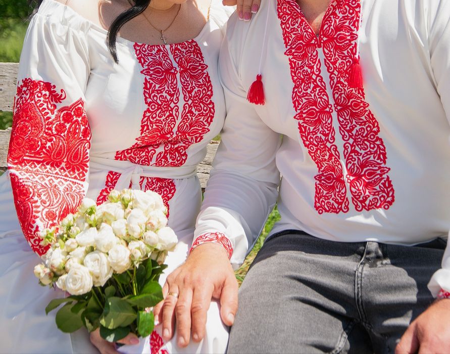 Парный комплект вышиванок в свадебном стиле