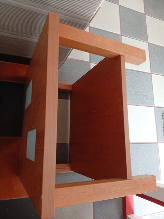 Mesa de Café Elegante de Madeira de Cerejeira - Como Nova!