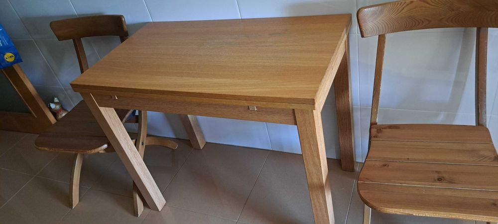 Mesa de madeira extensível + 4 cadeiras