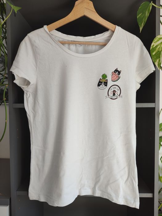 Biała koszulka z nadrukiem kota - Cropp rozm. L