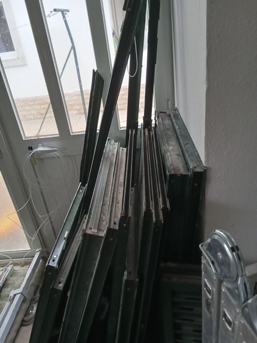 Janelas de alumínio e portadas verde