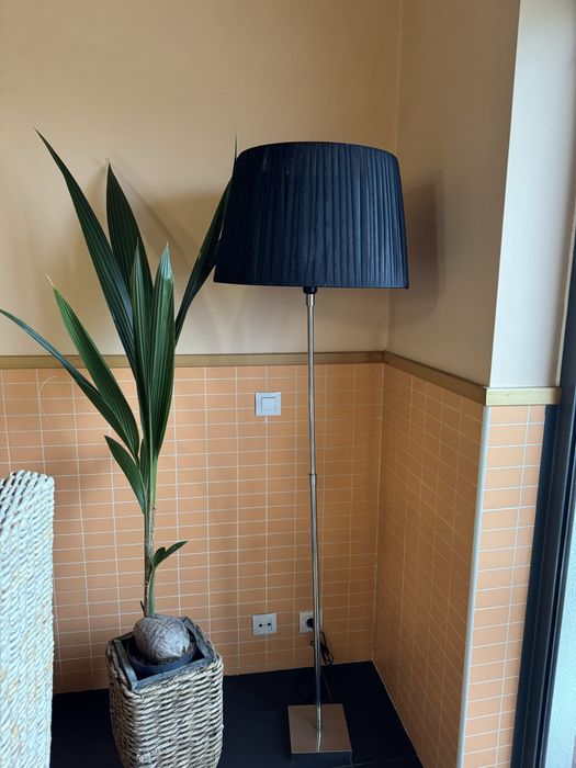 Candeeiro de pé com abajour preto