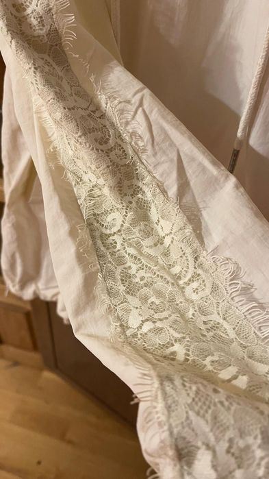 Sportowa bluza z koronką na rękawie