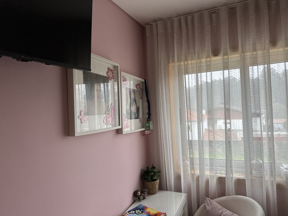 Duas Molduras brancas de parede