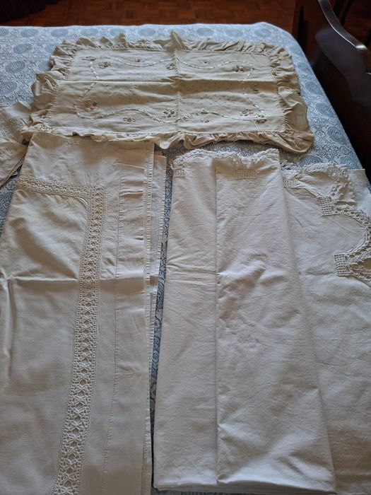 Bordados à mão - Traje de batizado de bébé, fronhas e lençois, lenços