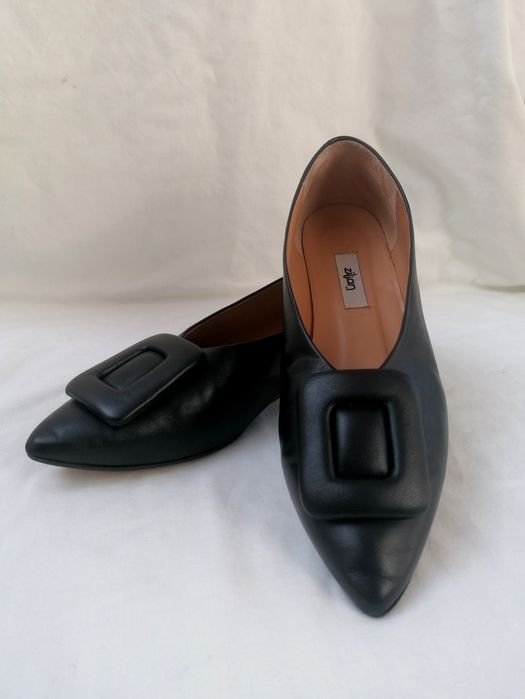 Sabrinas Pretas Bicudas com detalhe de aplicação