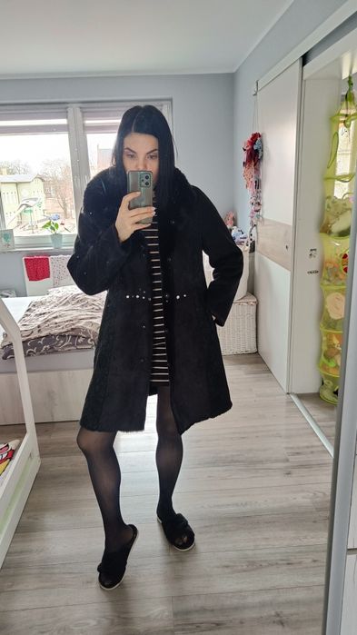 Piękny nietuzinkowy płaszcz z futrem