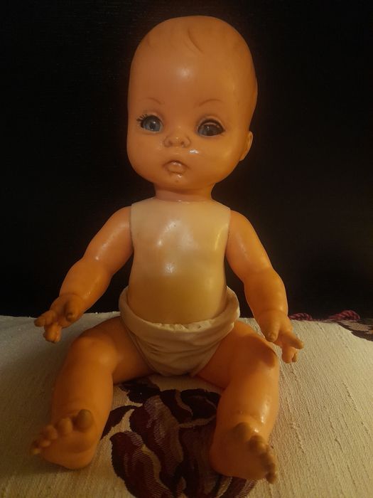 Boneca antiga de plástico
