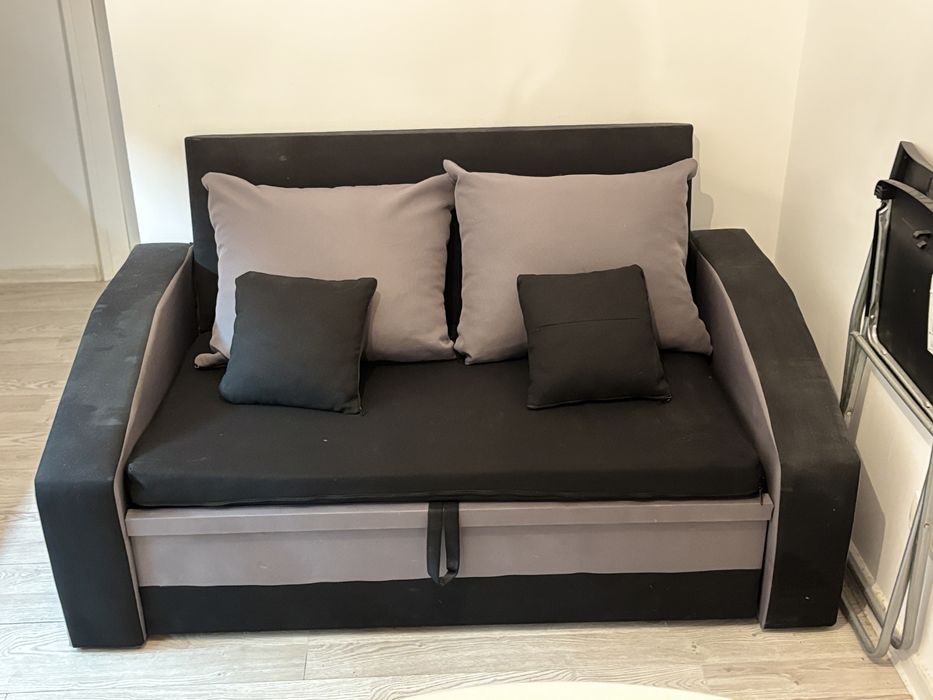 Oddam za darmo szaro-czarną sofę z poduszkami