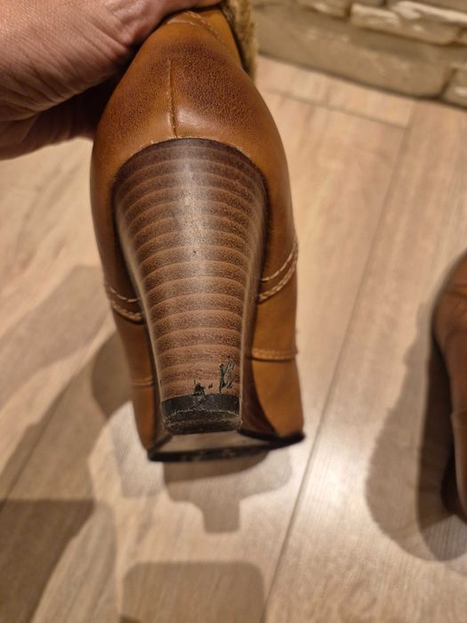 Brązowe botki na koturnie