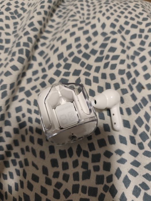 Fones transparentes e brancos