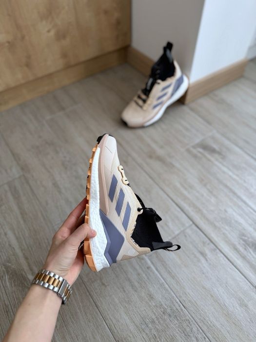 adidas hiker free - купити жіноче взуття - Ціна на OLX.ua
