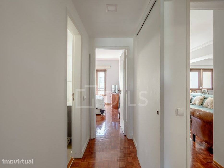 Apartamento T2 com varanda e elevador, em Oeiras.