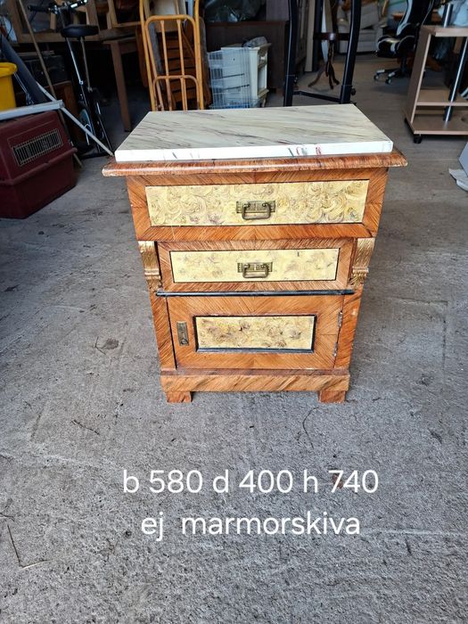 Mała szafka z marmurem