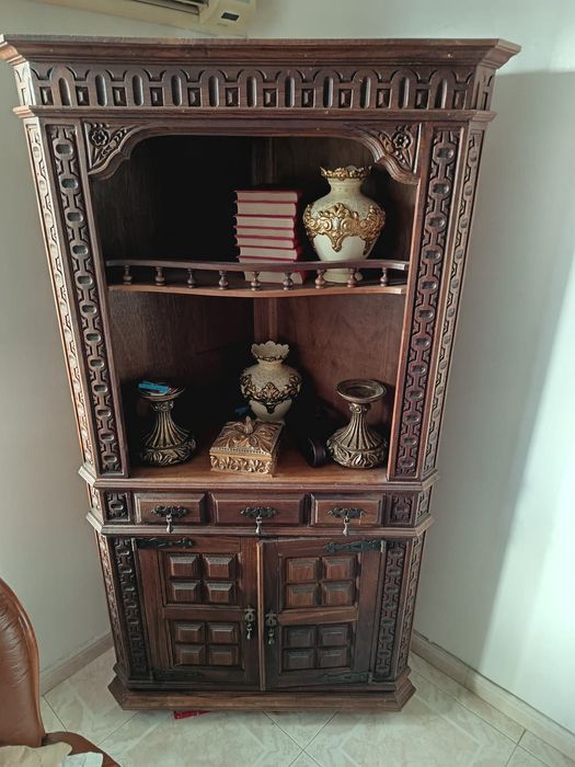 Movel antigo de madeira castanho trabalhado com relevos na madeira