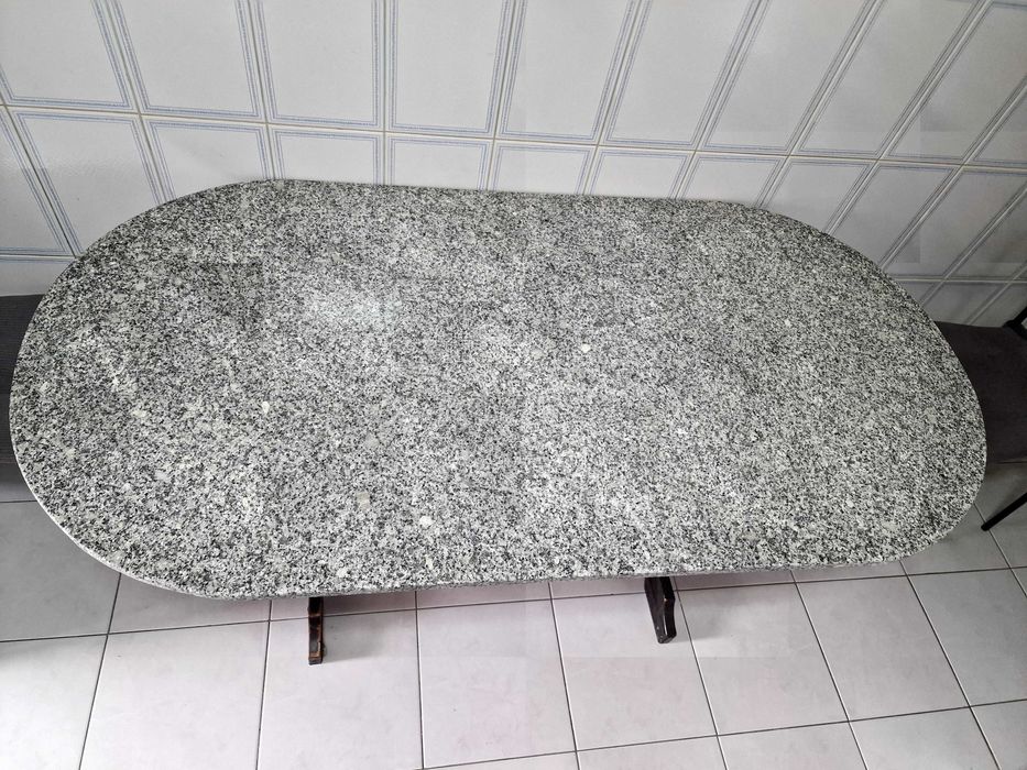 Mesa de cozinha em pinho..tampo em granito
