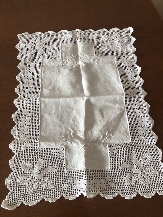 Conjunto de 3 naprons em linho branco em reda feito á mão