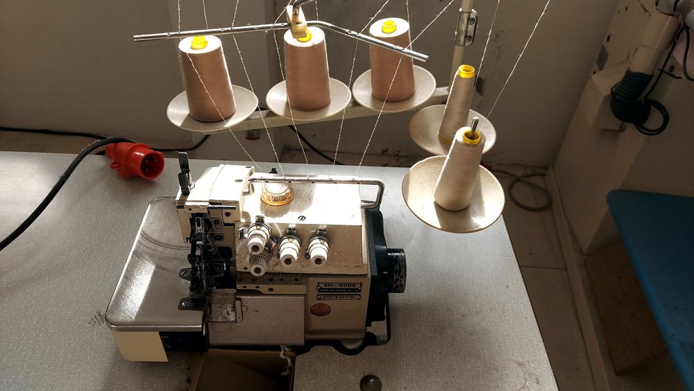 Máquina de cose e corte duas agulhas com ponto de segurança
