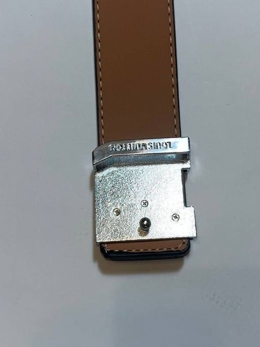 Ремені Versace та Louis Vuitton