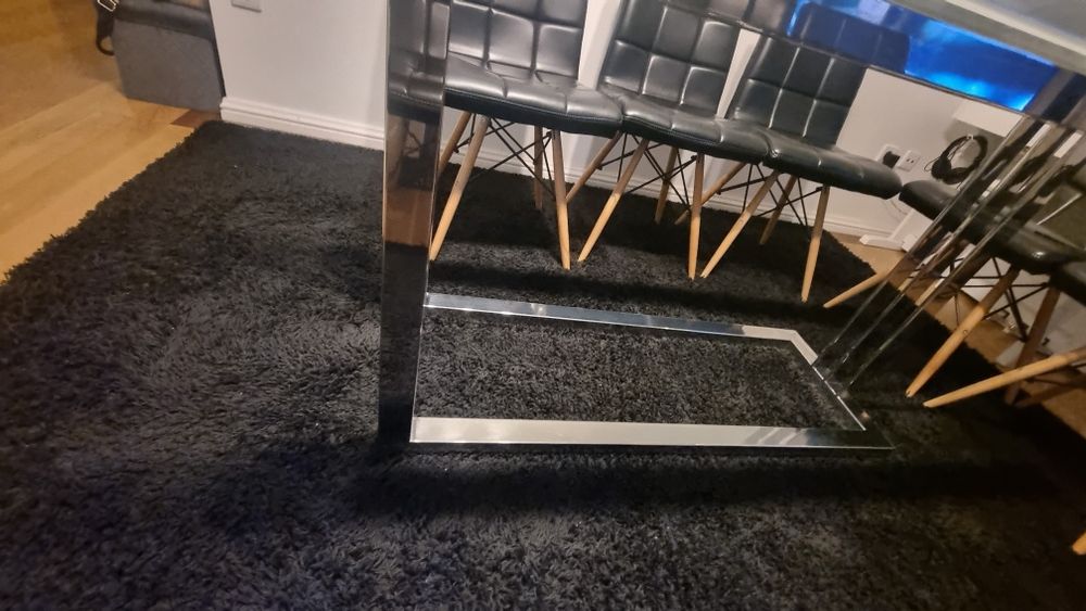 Mesa de Sala de  Jantar em Vidro + Cadeiras