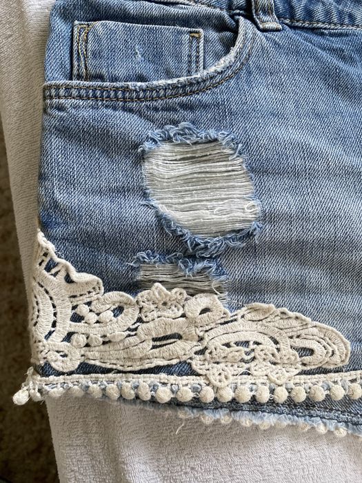 Krotkie  jeansowe spodenki damskie Zara