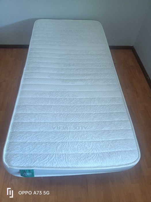 Vendo colchão com cama de solteiro