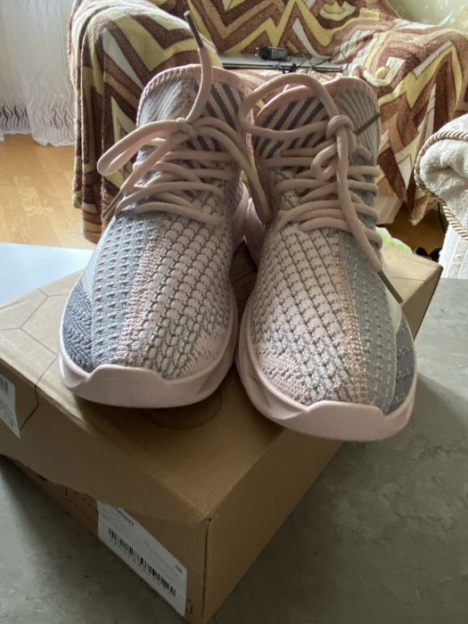 Жіночі спортивні кросівки