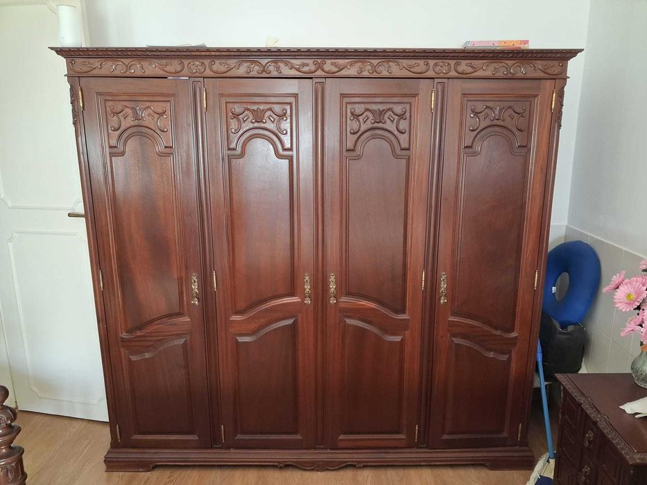 Mobília de quarto (Cama/Roupeiro/Cômoda/2 Mesas cabeceira/2 Cadeiras)