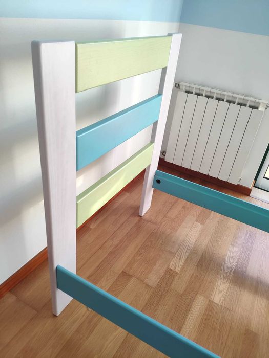 Cama de solteiro em madeira maciça