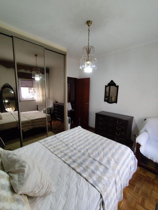 Quarto mobiliado com cama de casal