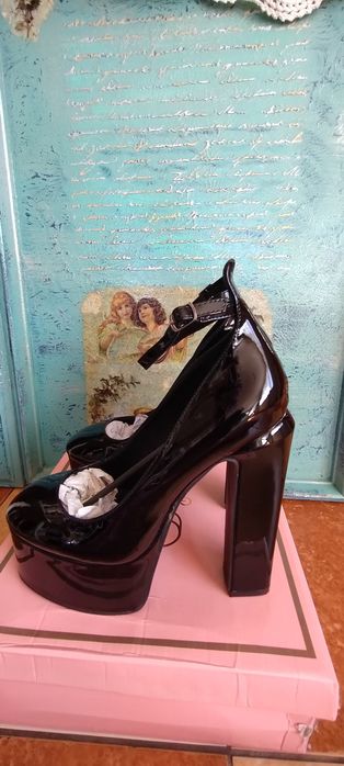 Lakierowany wysokie buty na słupku. Nowe 4141