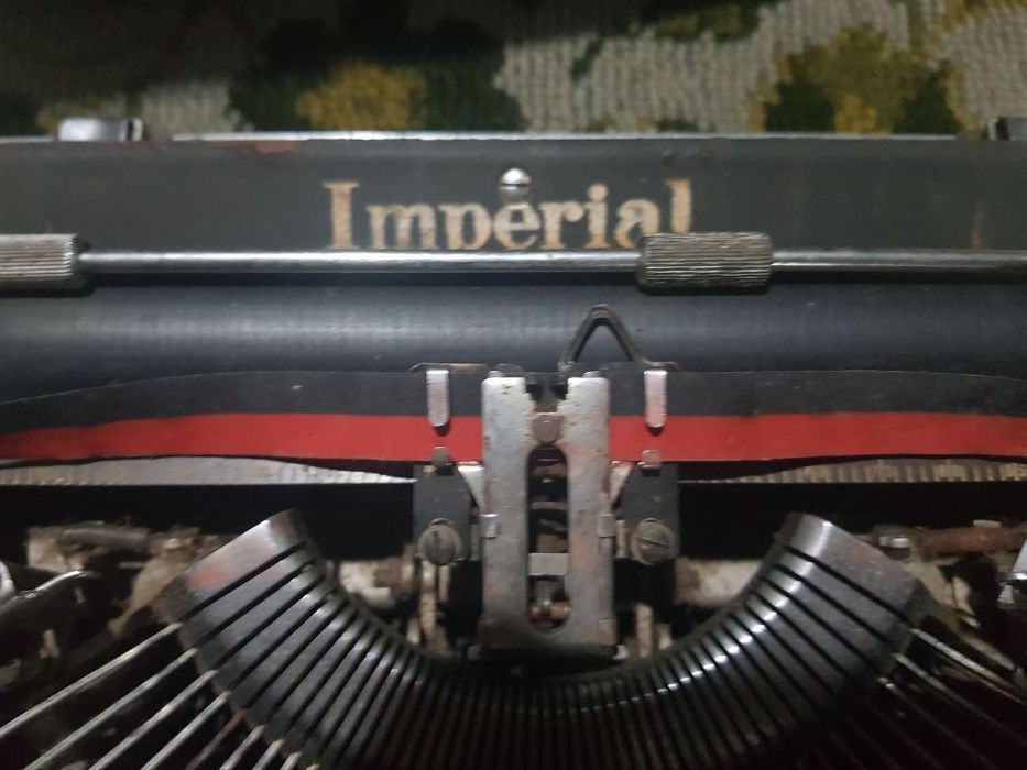 Máquina de escrever antiga Imperial com caixa de transporte
