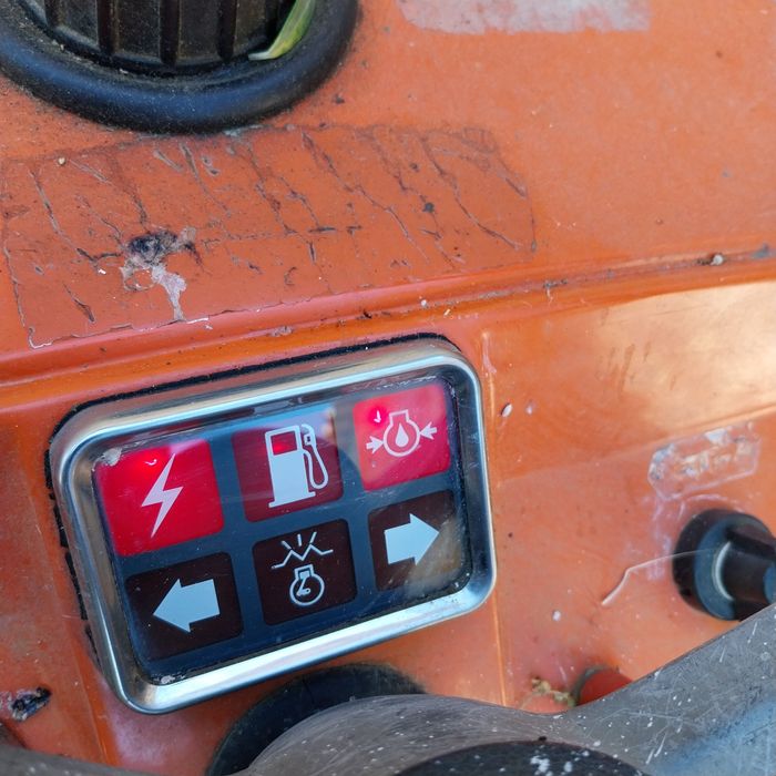 Conjunto tractor + empilhador elétrico pode ser trasportado com a carga