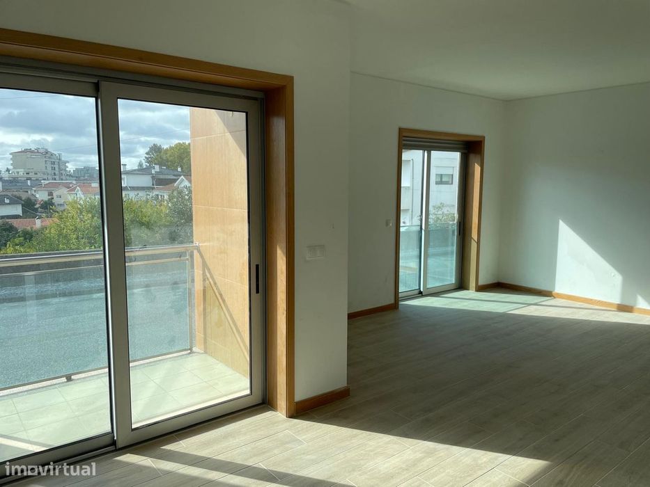 Apartamento T2 com garagem e elevador em Águeda