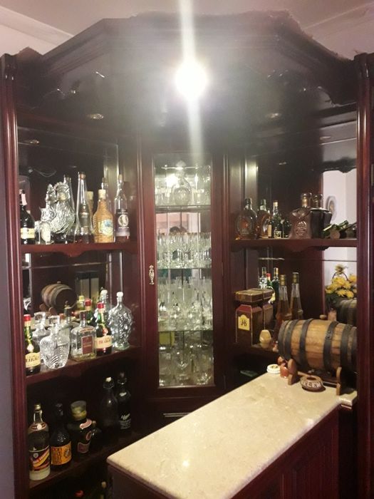 Bar de sala em mogno