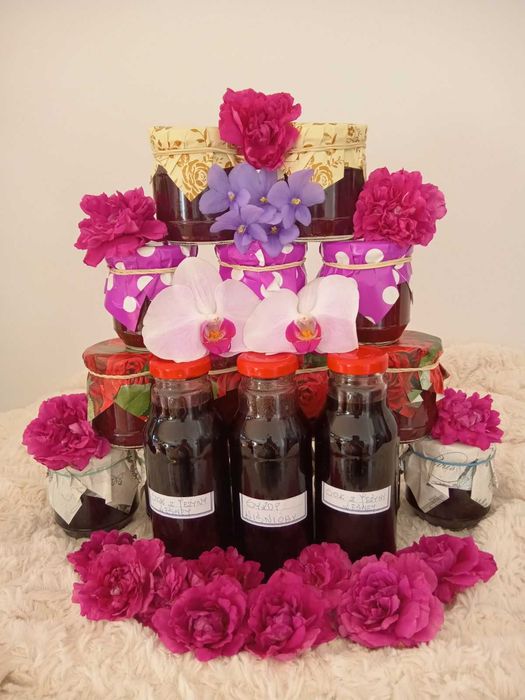 Płatki róży ucierane z cukrem