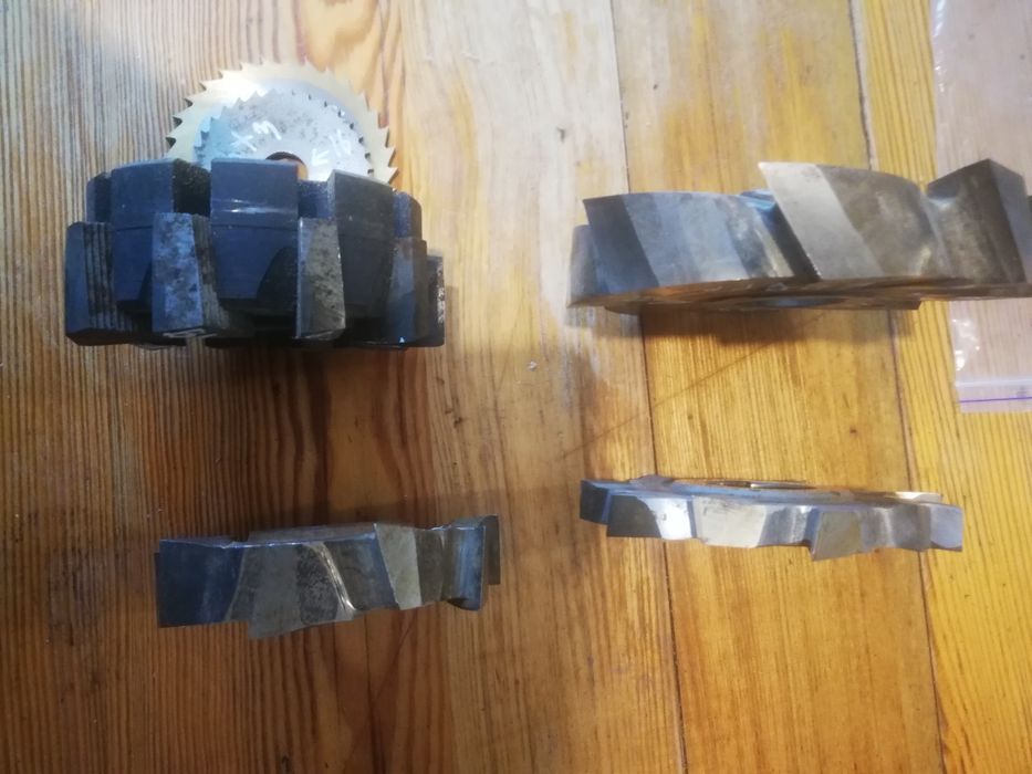 Продам фрезы по металлу.