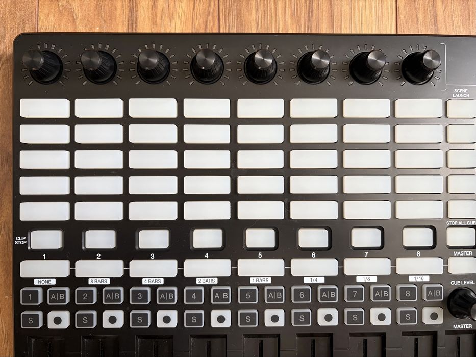 Akai APC40 kontroler midi + decksaver
